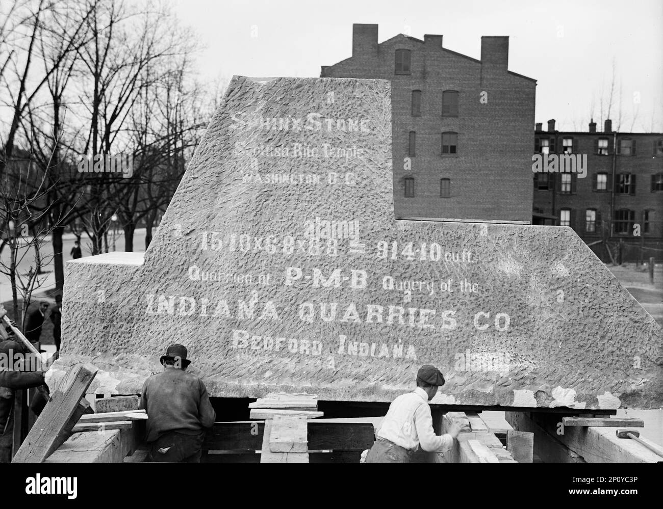 Schottischer Rite-Tempel - Stein Für Sphinx, 1913. Sphinx Stone - Scottish Rite Temple - Washington D.C. - 15,10 x 6,8 x 8,8 = 914,10 Cu. Ft. Steinbruch in P-M-B Steinbruch der Indiana Quarries Co., Bedford, Indiana. Das Haus des Tempels, Hauptquartier der schottischen Freimaurer, südliche Gerichtsbarkeit, wurde von John Russell Pope entworfen. Stockfoto