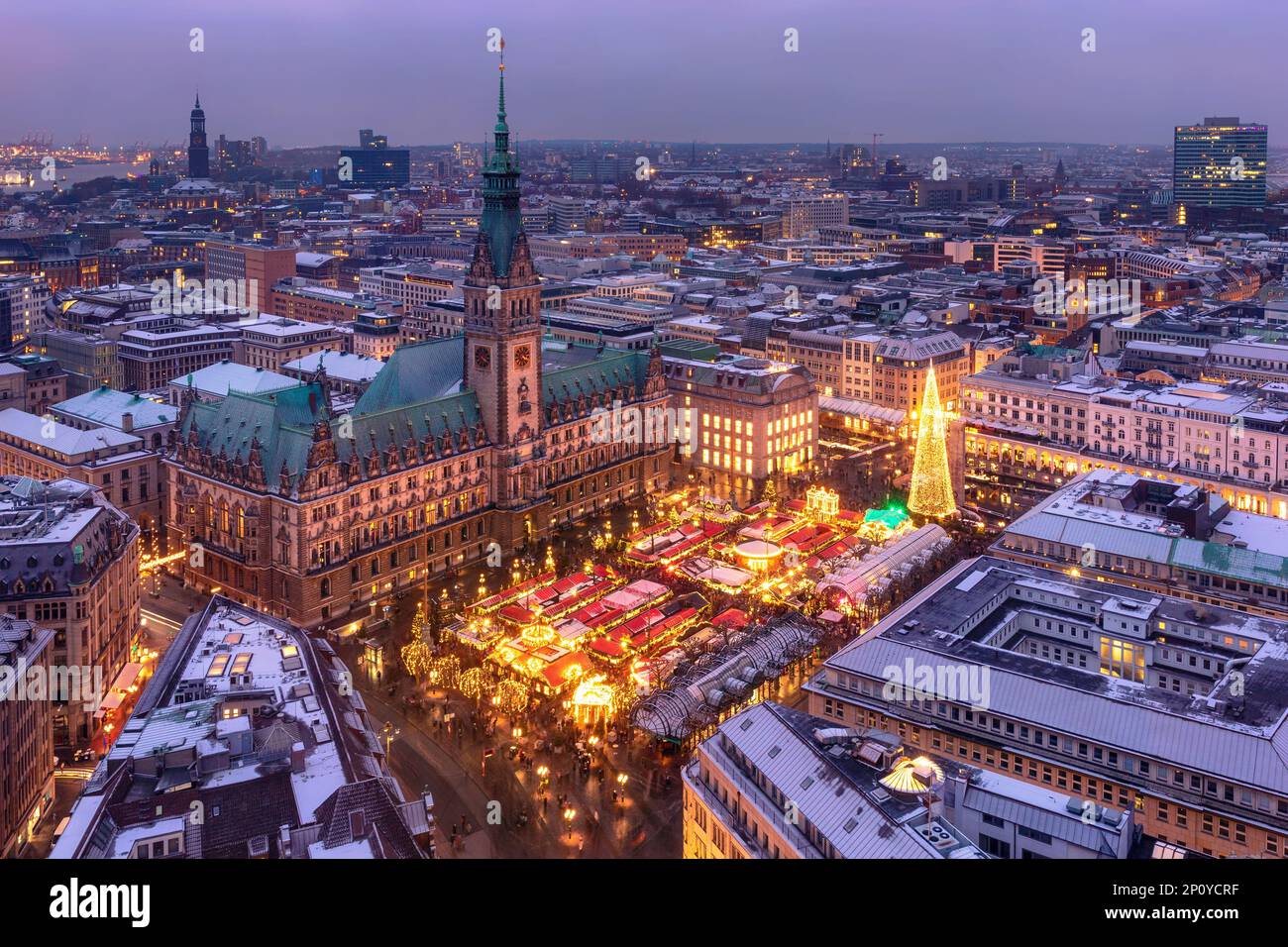 Historischer Weihnachtsmarkt am Rathausmarkt im Zentrum von Hamburg. Stockfoto