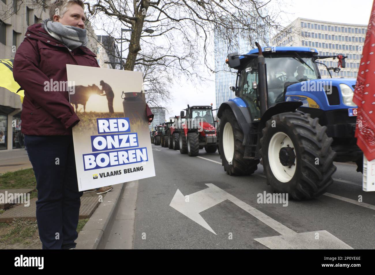 Am Freitag, den 03. März 2023, bringen flämische Landwirte ihre Traktoren in die Brüsseler Innenstadt, um gegen die vorgeschlagenen neuen Vorschriften zur Senkung der Stickstoffemissionen zu protestieren. Die flämische Regierung diskutiert über Maßnahmen zur Verringerung der Emissionen der Industrie und des Agrarsektors. BELGA FOTO HATIM KAGHAT Stockfoto