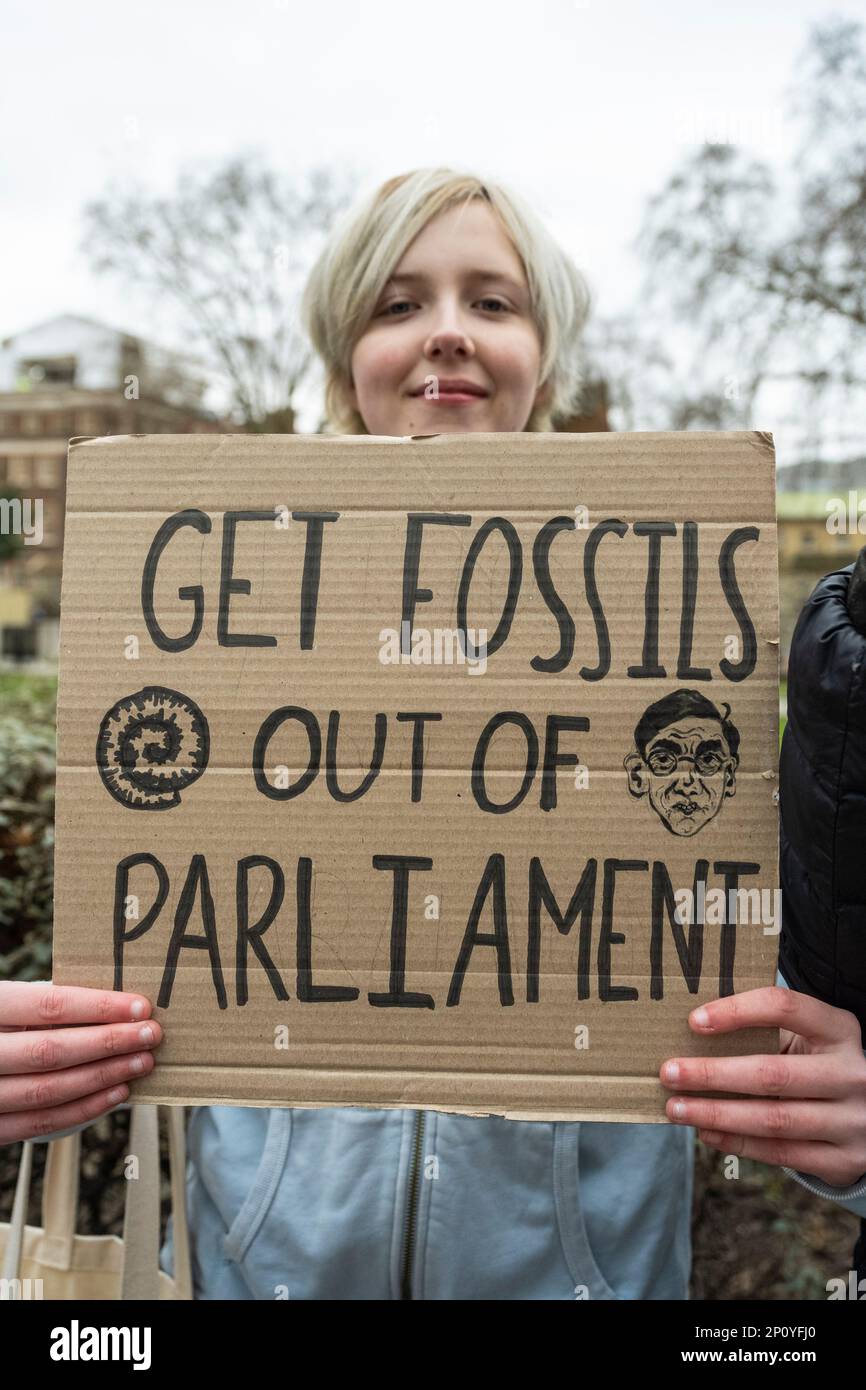 London, Großbritannien. 3. März 2023 Ein junger Aktivist, der einen Schulfreitag ablegt und an „Fridays for Future“ in Westminster teilnimmt, um gegen das mangelnde Handeln der Regierung in Bezug auf die Klimakrise zu protestieren. Weltweit finden weitere Klimaschutzangriffe statt, die in einer Bewegung ihren Anfang nahmen, die im August 2018 begann, nachdem die 15-jährige Greta Thunberg und andere junge Aktivisten jeden Schultag vor dem schwedischen parlament drei Wochen lang protestierten Credit: Stephen Chung / Alamy Live News Stockfoto