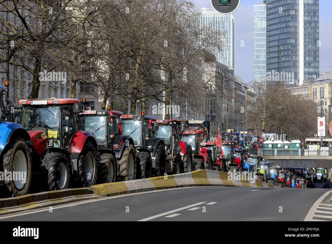 Am Freitag, den 03. März 2023, bringen flämische Landwirte ihre Traktoren in die Brüsseler Innenstadt, um gegen die vorgeschlagenen neuen Vorschriften zur Senkung der Stickstoffemissionen zu protestieren. Die flämische Regierung diskutiert über Maßnahmen zur Verringerung der Emissionen der Industrie und des Agrarsektors. BELGA FOTO HATIM KAGHAT Stockfoto