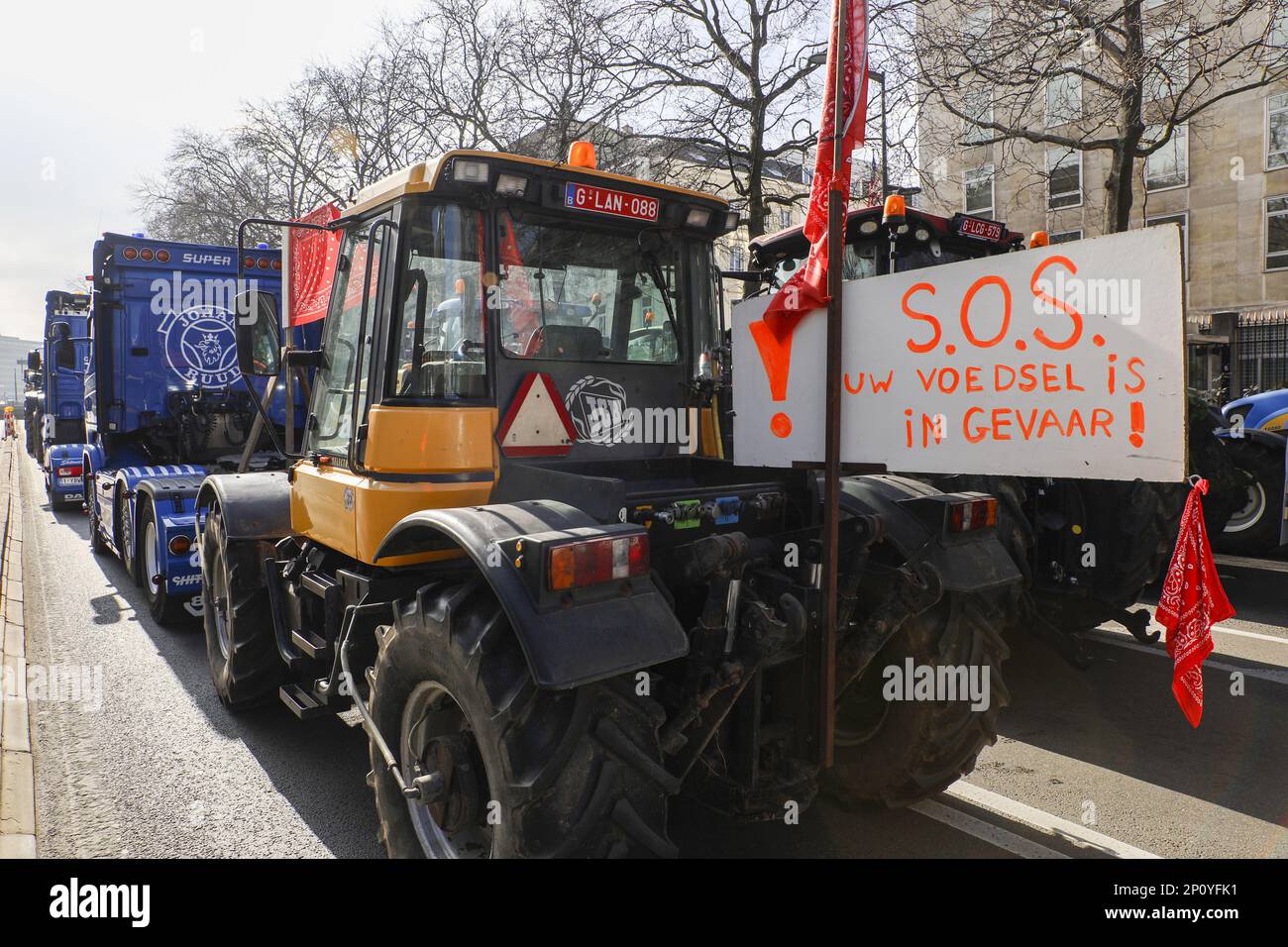 Am Freitag, den 03. März 2023, bringen flämische Landwirte ihre Traktoren in die Brüsseler Innenstadt, um gegen die vorgeschlagenen neuen Vorschriften zur Senkung der Stickstoffemissionen zu protestieren. Die flämische Regierung diskutiert über Maßnahmen zur Verringerung der Emissionen der Industrie und des Agrarsektors. BELGA FOTO HATIM KAGHAT Stockfoto