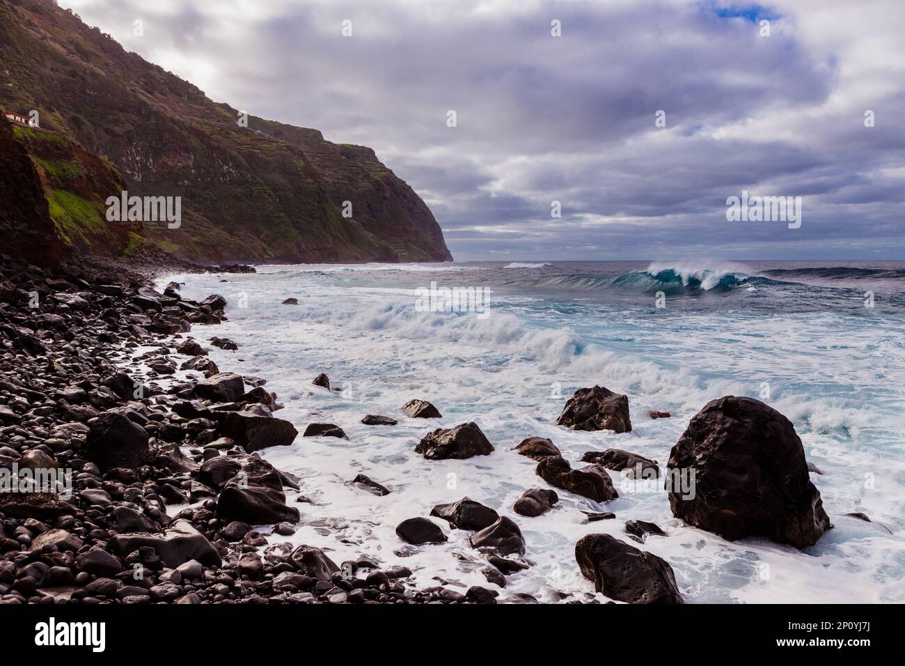 Zerklüftete Landschaft und stürmische Wellen in Porto Moniz, Madeira Stockfoto