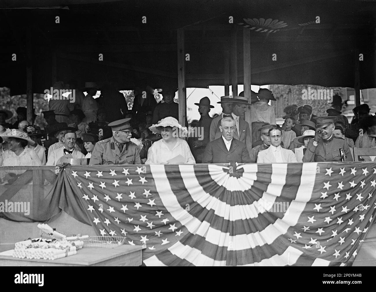 Woodrow Wilson auf Stand 1917 oder 1918. Josephus Daniels, Generalmajor Hugh Lenox Scott, Edith Wilson, Präsident Woodrow Wilson, Kriegsminister Newton Diehl Baker. Zertifikate auf der Tabelle im Vordergrund notieren. Stockfoto