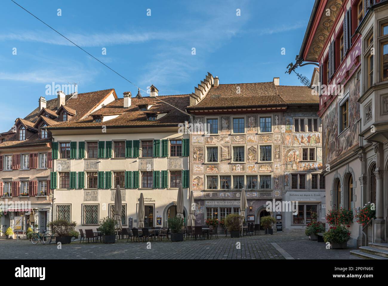 Mittelalterliche Häuser mit bunten Fassadenmalereien am Rathausplatz in der Altstadt von Stein am Rhein, Kanton Schaffhausen, Schweiz Stockfoto Mittelalterliche Häuser mit bunten Fassadenmalereien am Rathausplatz in der Altstadt von Stein am Rhein, Kanton Schaffhausen, Schweiz Stockfoto