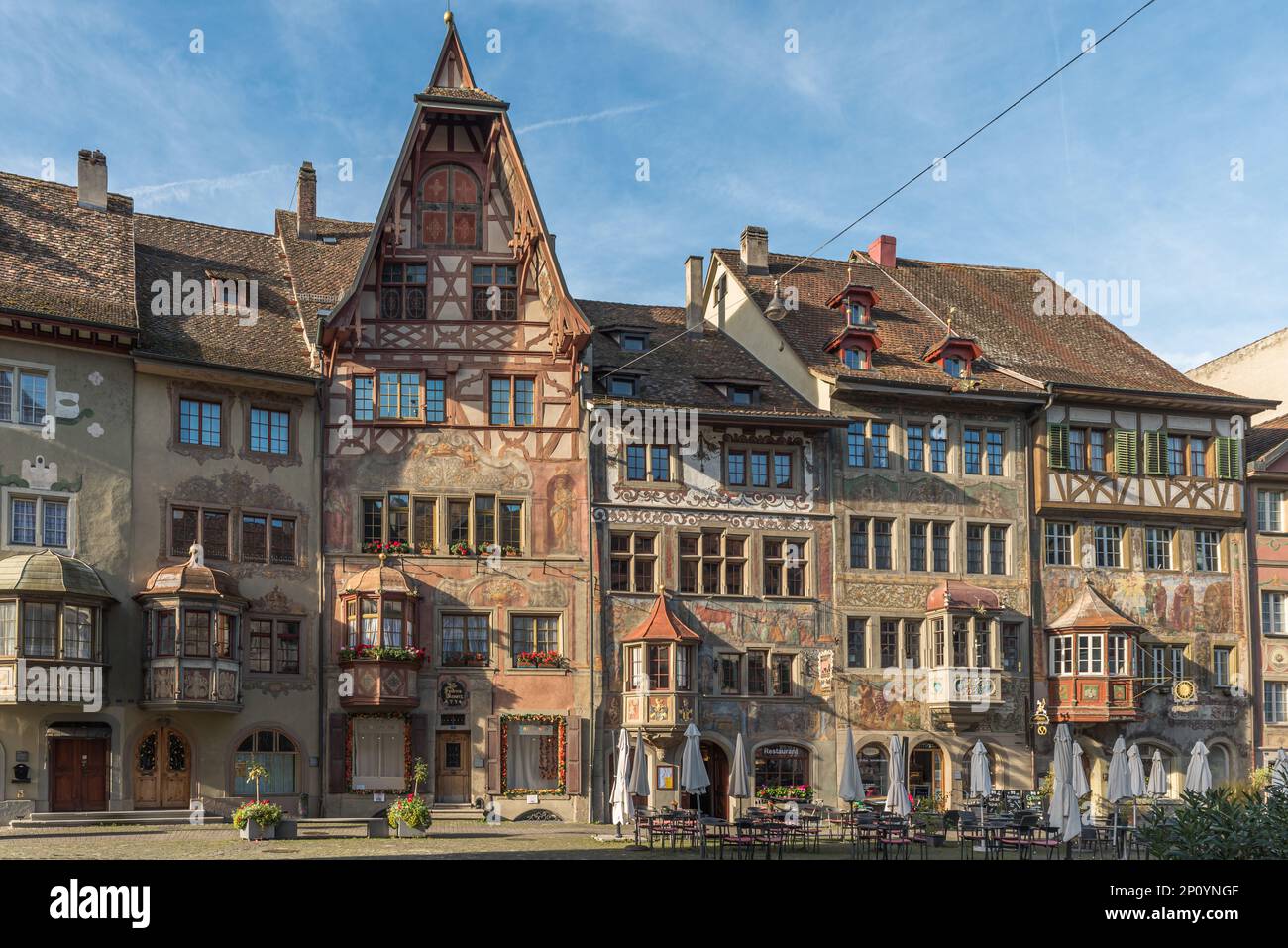 Mittelalterliche Häuser mit bunten Fassadenmalereien am Rathausplatz in der Altstadt von Stein am Rhein, Kanton Schaffhausen, Schweiz Stockfoto Mittelalterliche Häuser mit bunten Fassadenmalereien am Rathausplatz in der Altstadt von Stein am Rhein, Kanton Schaffhausen, Schweiz Stockfoto