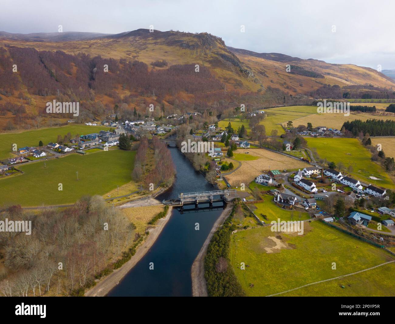 Blick aus der Vogelperspektive auf das Dorf Kinloch Rannoch am Fluss Tummel, Perth und Kinross, Schottland, Großbritannien Stockfoto