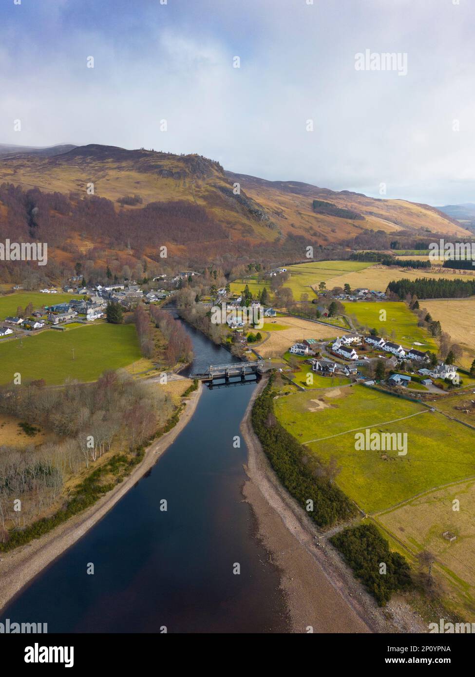 Blick aus der Vogelperspektive auf das Dorf Kinloch Rannoch am Fluss Tummel, Perth und Kinross, Schottland, Großbritannien Stockfoto