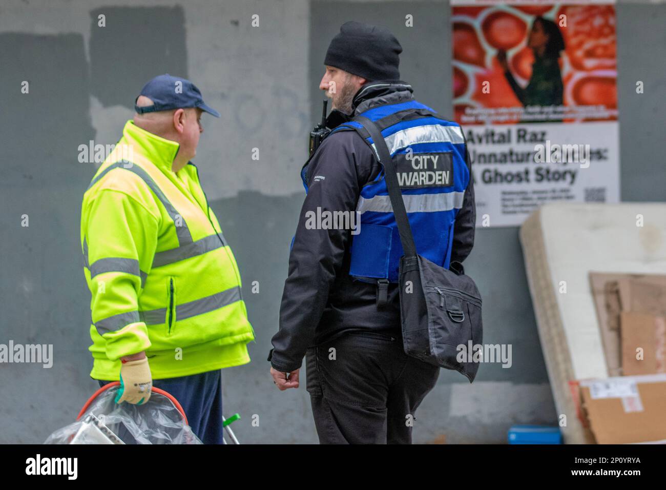 Preston Lancashire. 3. März 2023. Wetter in Großbritannien. Stadträte und Straßenreiniger räumen ein Lager für harte Schläfer, das vor einem ehemaligen BHS-Laden im Stadtzentrum eingerichtet wurde. Mit einem Kältezauber wurden Anweisungen gegeben, um Müll, Pappe, Matratzen, Bettwäsche, Lager und raue Schutzräume von der Hauptstraße zu entfernen und zu reinigen, unter Aufsicht des Stadtdirektors. Kredit MediaWorldImages/AlamyLiveNews Stockfoto