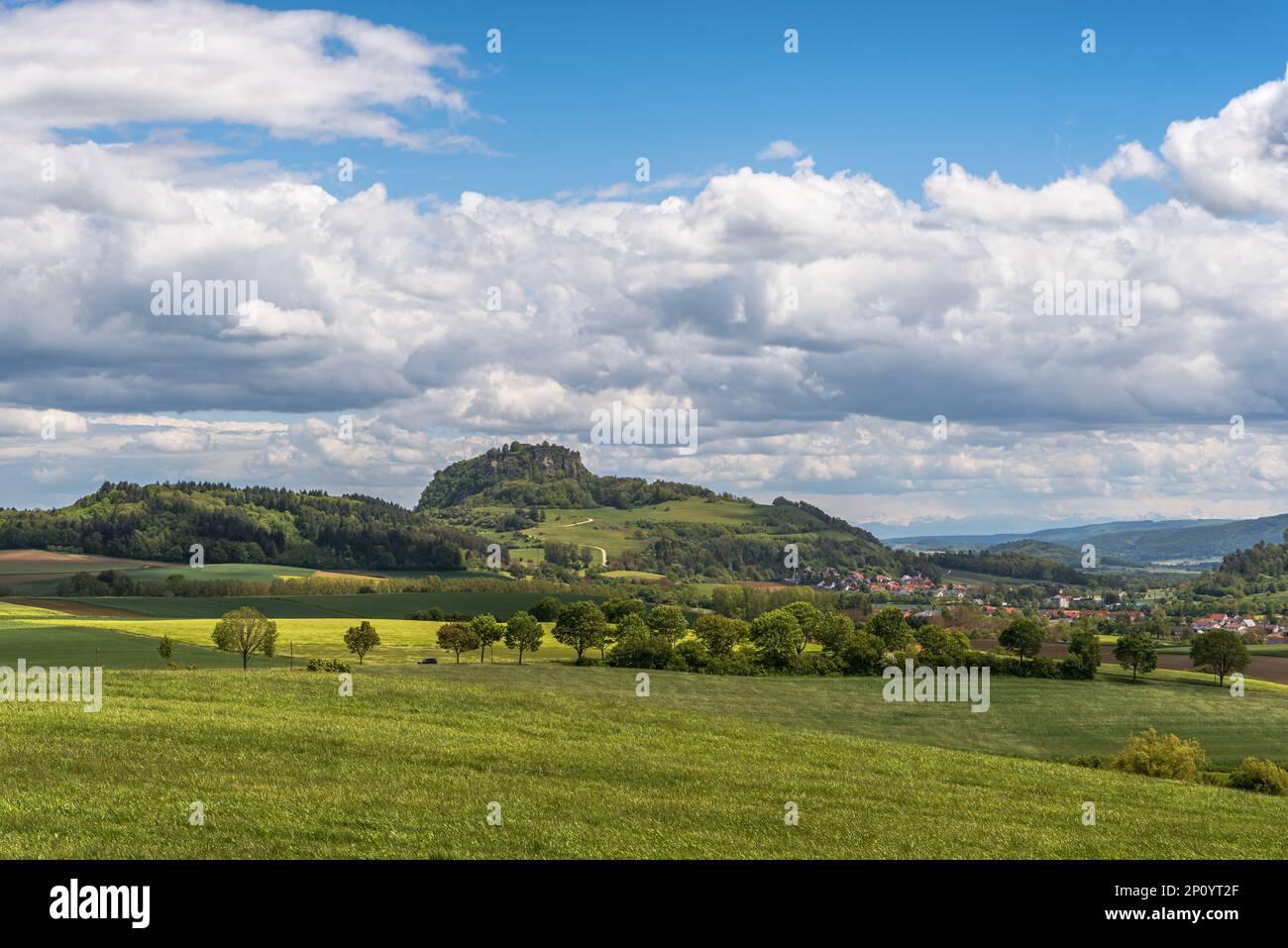 Hegau-Landschaft mit Blick auf Hohentwiel, Hilzingen, Bezirk Konstanz, Baden-Württemberg, Deutschland Stockfoto