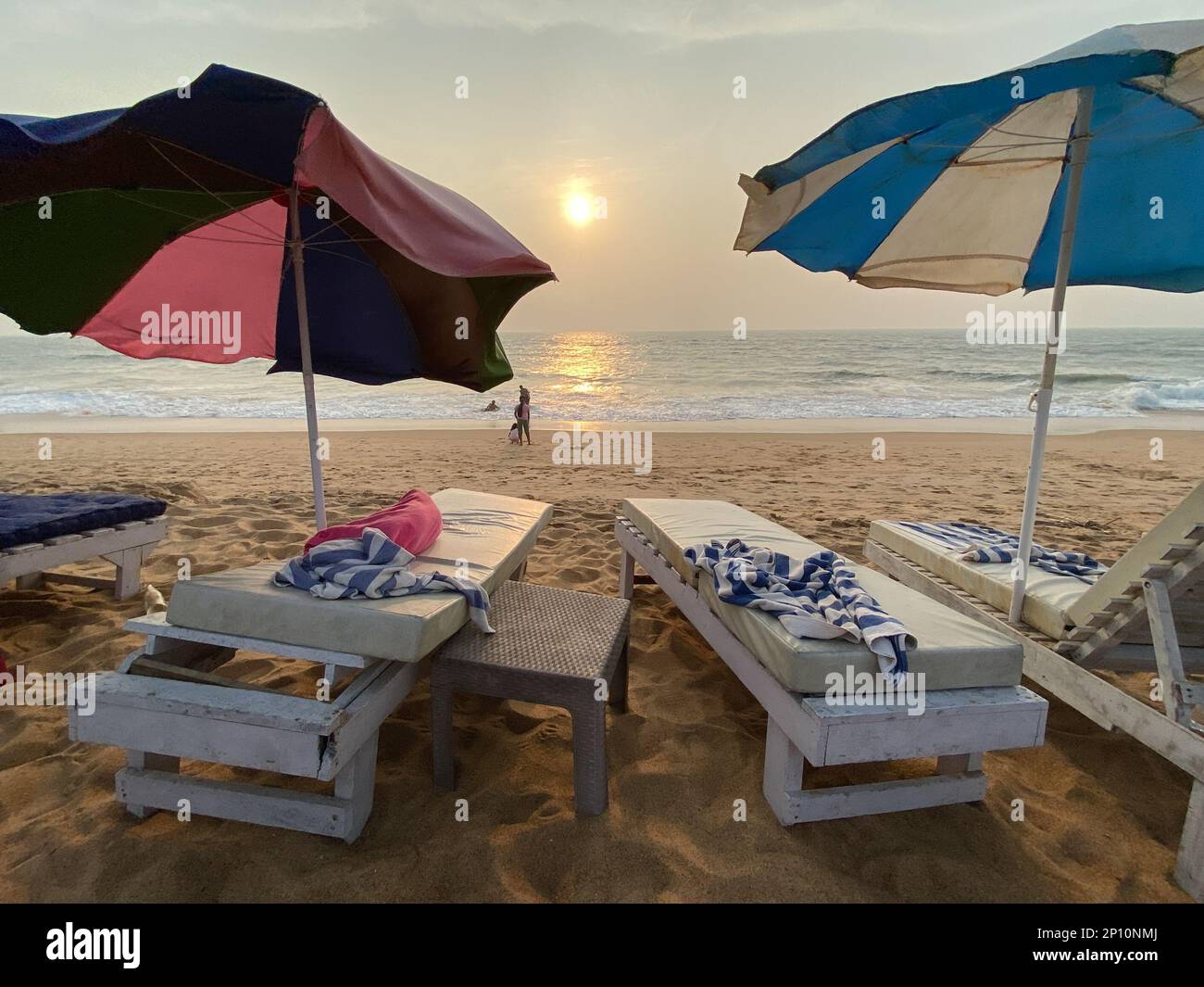 Candolim, Goa, Indien - Januar 2023: Strandliegen und Sonnenschirme an einer Strandhütte in Goa. Stockfoto