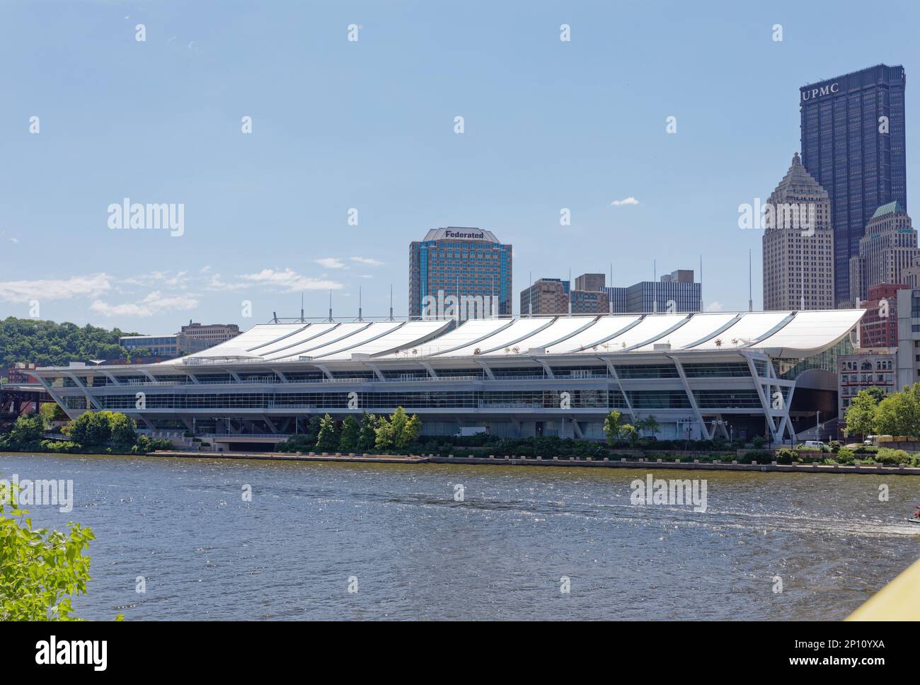 Stadtzentrum von Pittsburgh: David L. Lawrence Convention Center mit Blick auf den Allegheny River. Die oberen Etagen des Hotels liegen über dem Three Rivers Heritage Trail. Stockfoto