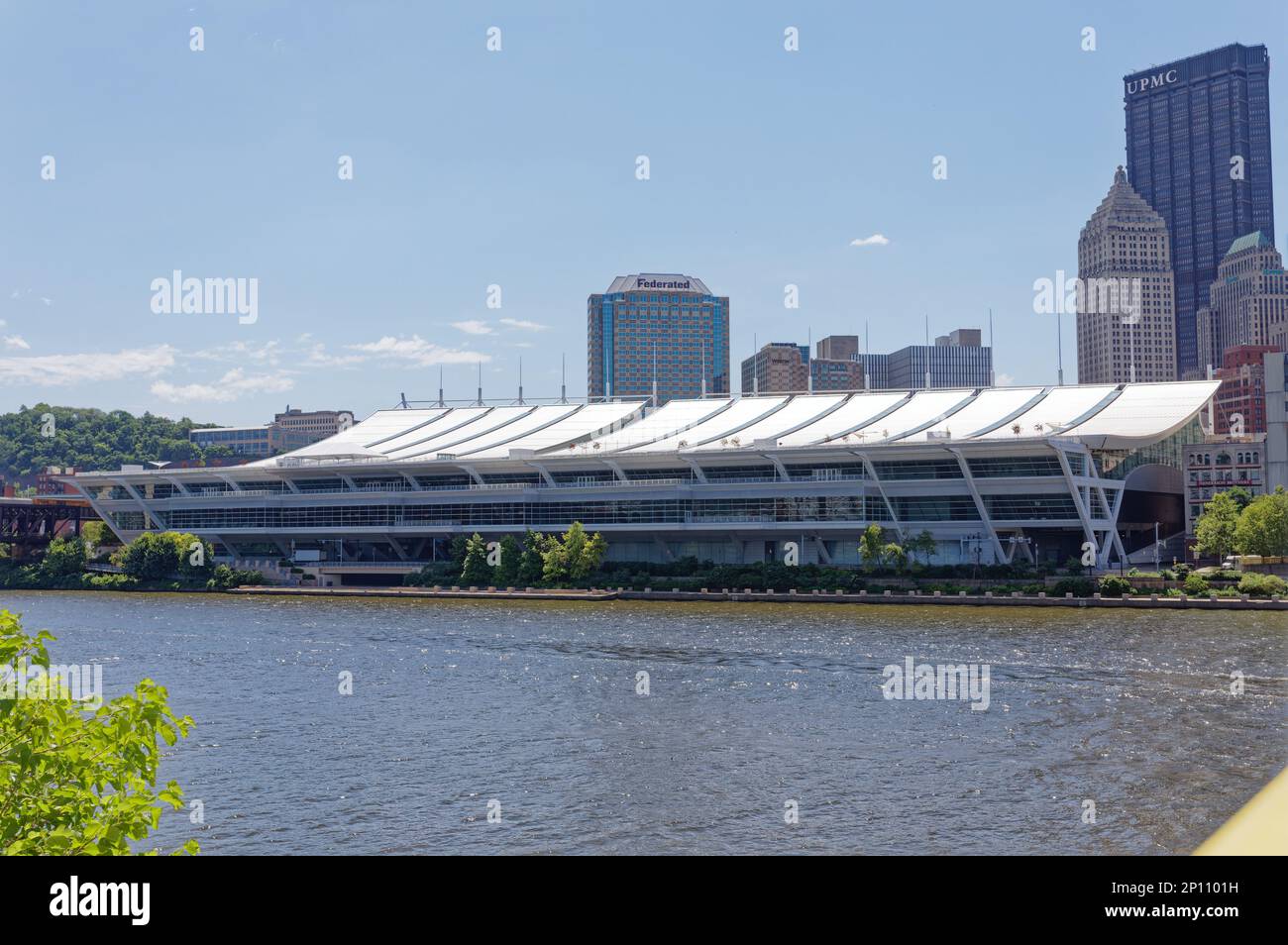 Stadtzentrum von Pittsburgh: David L. Lawrence Convention Center mit Blick auf den Allegheny River. Die oberen Etagen des Hotels liegen über dem Three Rivers Heritage Trail. Stockfoto