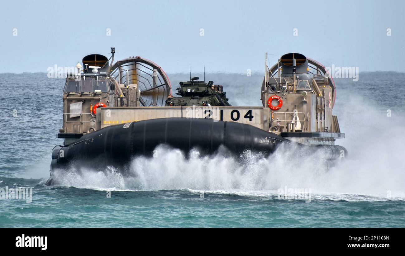 Tokunoshima, Japan. 03. März 2023. USA Marine' LAV-25 (Leichtes gepanzertes Fahrzeug) an Bord der LCAC (Luftkissen für Landungsfahrzeuge) der japanischen Seeschifffahrts-Selbstverteidigungseinheit (Maritime Self-Defense Force) wird während der gemeinsamen Übung „Iron Fist 23" in den USA und Japan am Freitag, den 3. März 2023 auf der Insel Tokunoshima, Präfektur Kagoshima, Japan, gesehen. Foto: Keizo Mori/UPI Credit: UPI/Alamy Live News Stockfoto