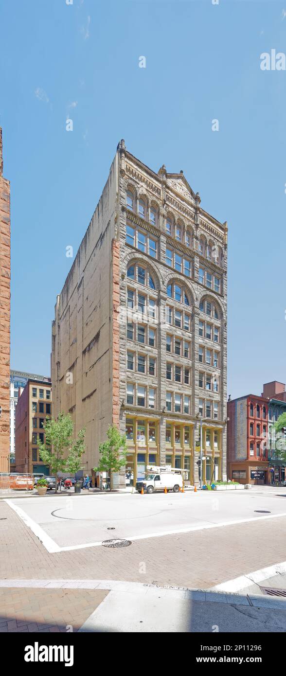 Pittsburgh Downtown: Das 1891 erbaute Ewart Building ist ein gutes Beispiel für den romanischen Richardsonian-Stil, der mit grob gehauenem Granit überzogen ist. Stockfoto