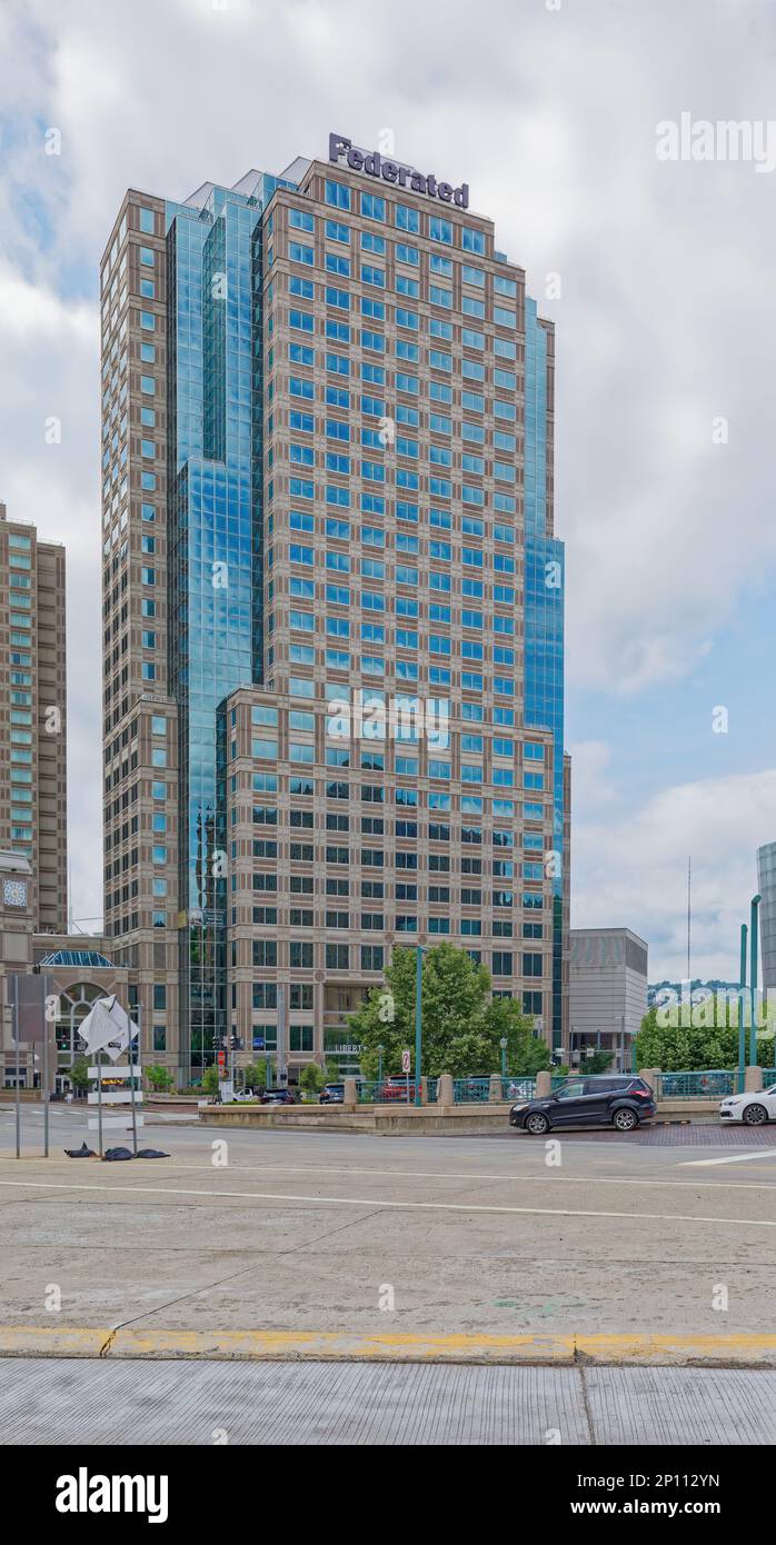 Pittsburgh Downtown: Der Federated Tower ist der Büroteil des Liberty Center mit gemischter Nutzung. Die blau-hellbraune Vorhangwand passt zum angrenzenden Westin Hotel. Stockfoto