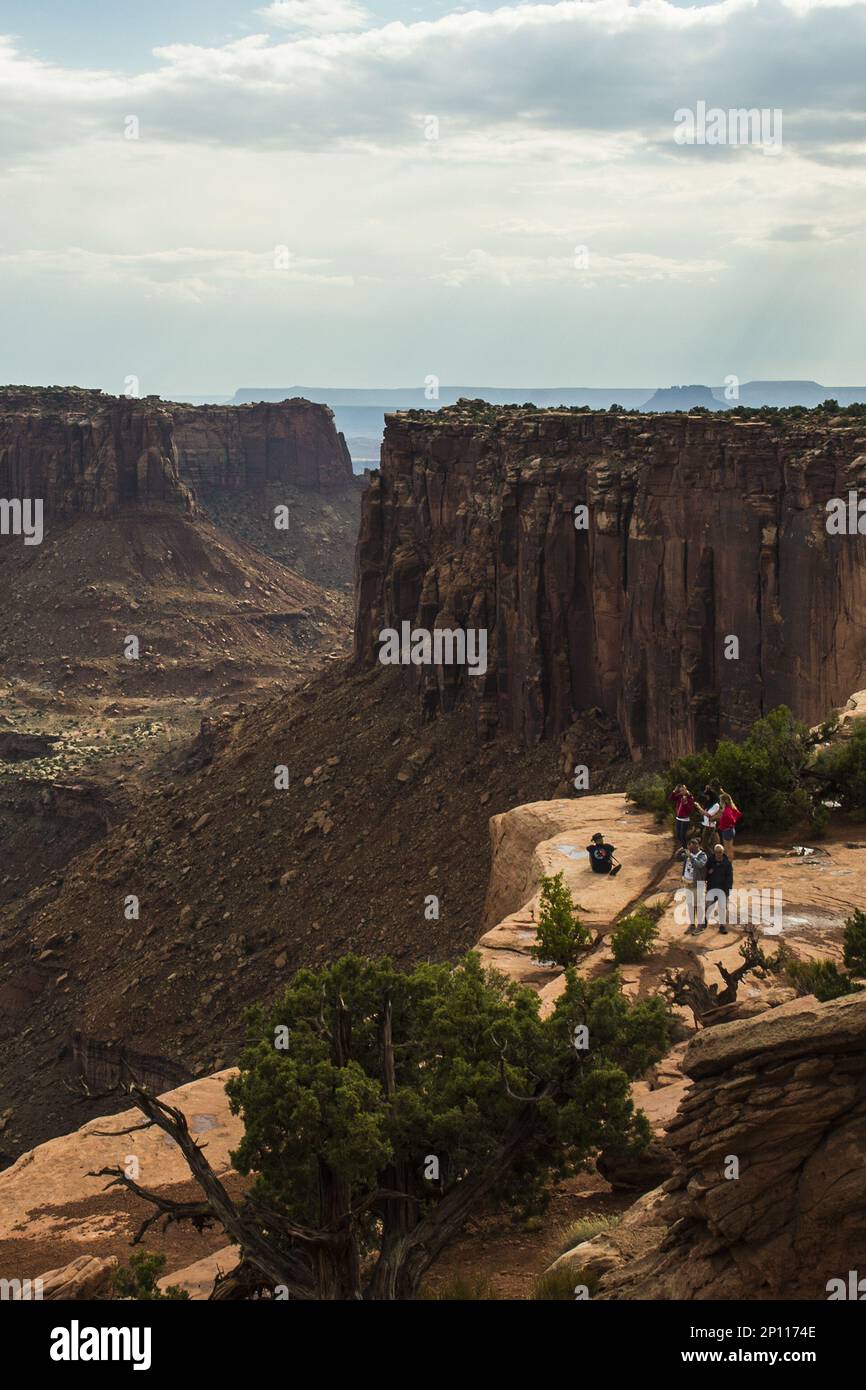 Visitors look and take pictures at Grand View Point in the Island in the Sky District at Canyonlands National Park Wednesday August 24, 2016. (Chris Detrick/The Salt Lake Tribune via AP) Stockfoto