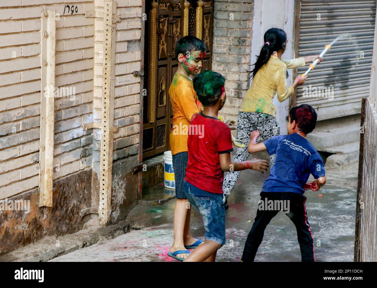 März 20222, Hisar, Haryana : Indische Kinder feiern Holi mit Farben und Pichkari während des Holi Festivals Stockfoto