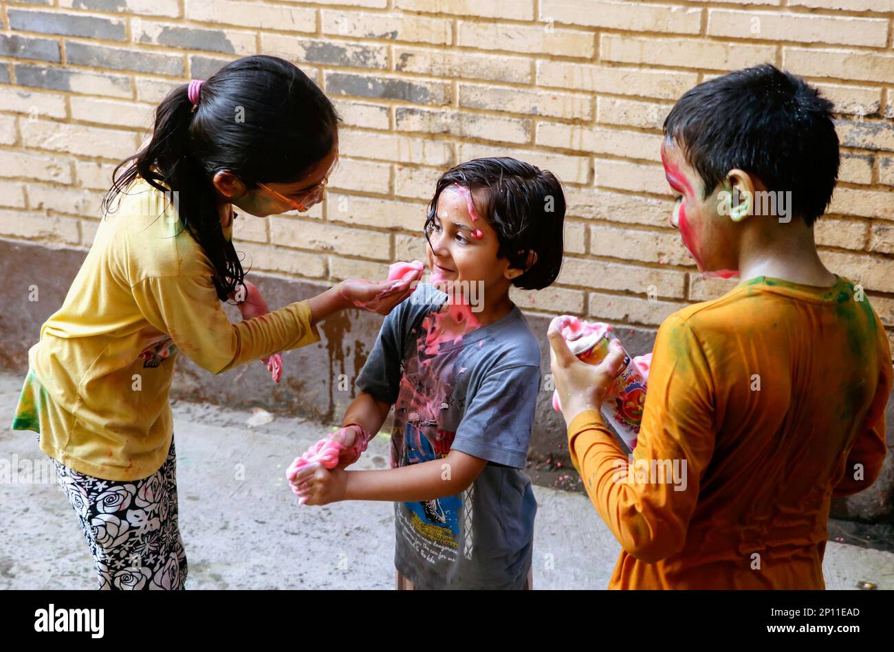 März 20222, Hisar, Haryana : Indische Kinder feiern Holi mit Farben und Pichkari während des Holi Festivals Stockfoto