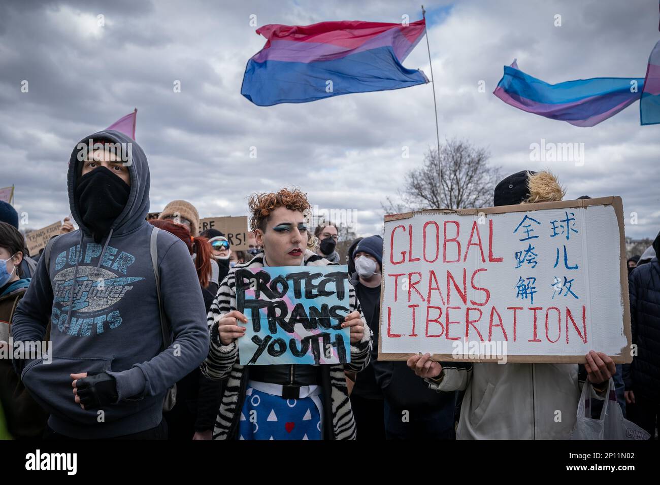 Transgender Rights-Aktivisten bekämpfen Proteste und kämpfen mit dem Rang für Frauen Feministinnen in der Nähe des Reformers' Tree in Hyde Park, London, Großbritannien. Stockfoto