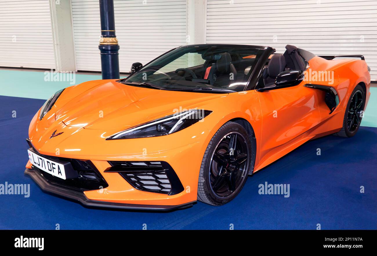 Dreiviertel Vorderansicht einer orangefarbenen Chevrolet Corvette aus dem Jahr 2021, Teil einer Sonderausstellung „70 Years of the Corvette“ auf der London Classic Car Show 2023 Stockfoto