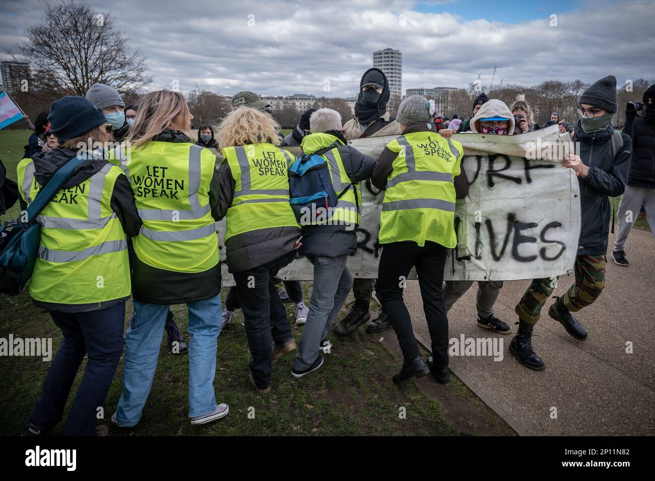 Transgender Rights-Aktivisten bekämpfen Proteste und kämpfen mit dem Rang für Frauen Feministinnen in der Nähe des Reformers' Tree in Hyde Park, London, Großbritannien. Stockfoto