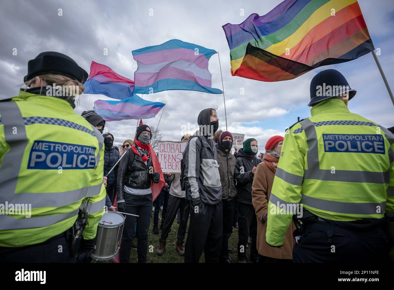Transgender Rights-Aktivisten bekämpfen Proteste und kämpfen mit dem Rang für Frauen Feministinnen in der Nähe des Reformers' Tree in Hyde Park, London, Großbritannien. Stockfoto