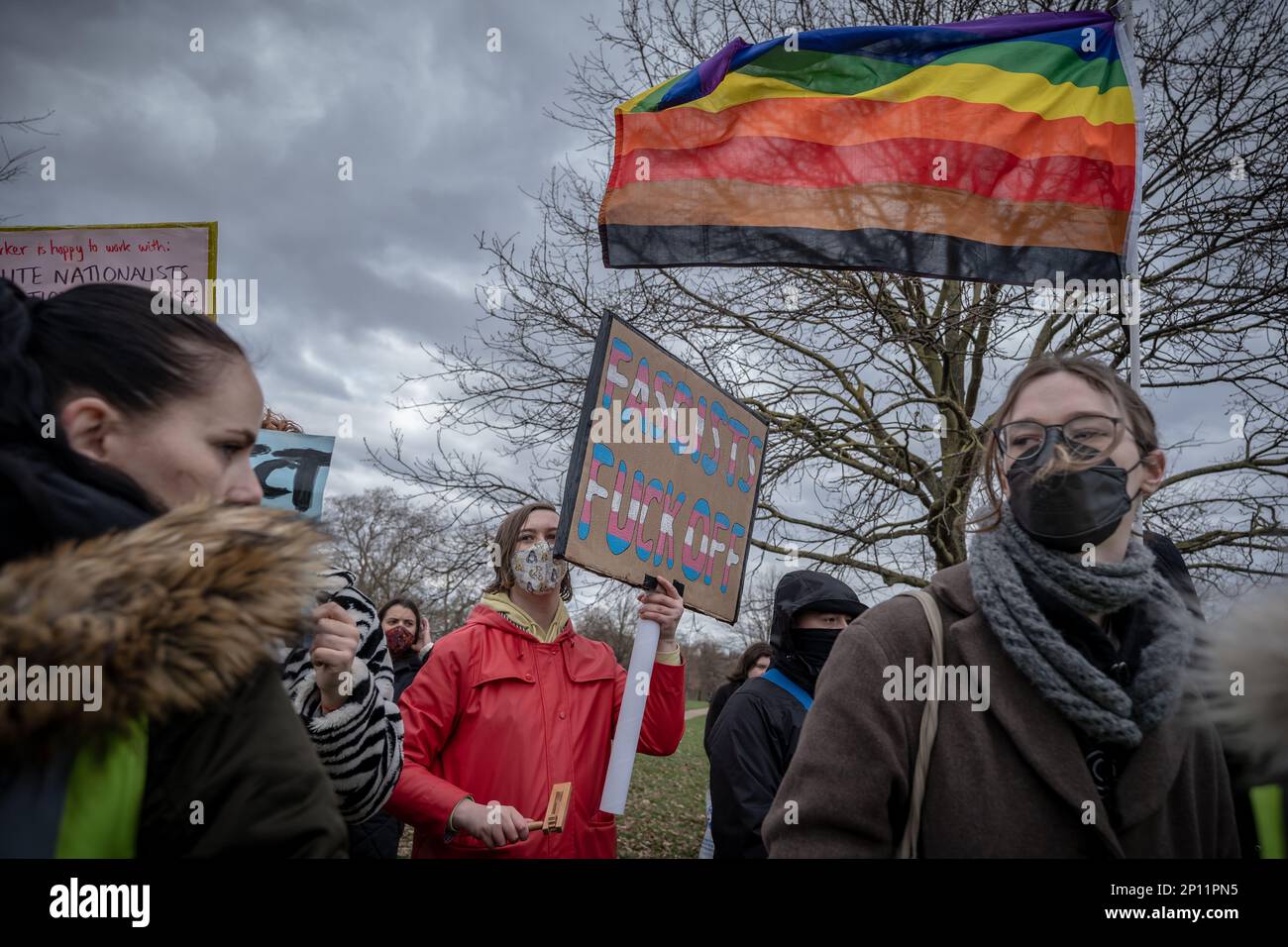 Transgender Rights-Aktivisten bekämpfen Proteste und kämpfen mit dem Rang für Frauen Feministinnen in der Nähe des Reformers' Tree in Hyde Park, London, Großbritannien. Stockfoto