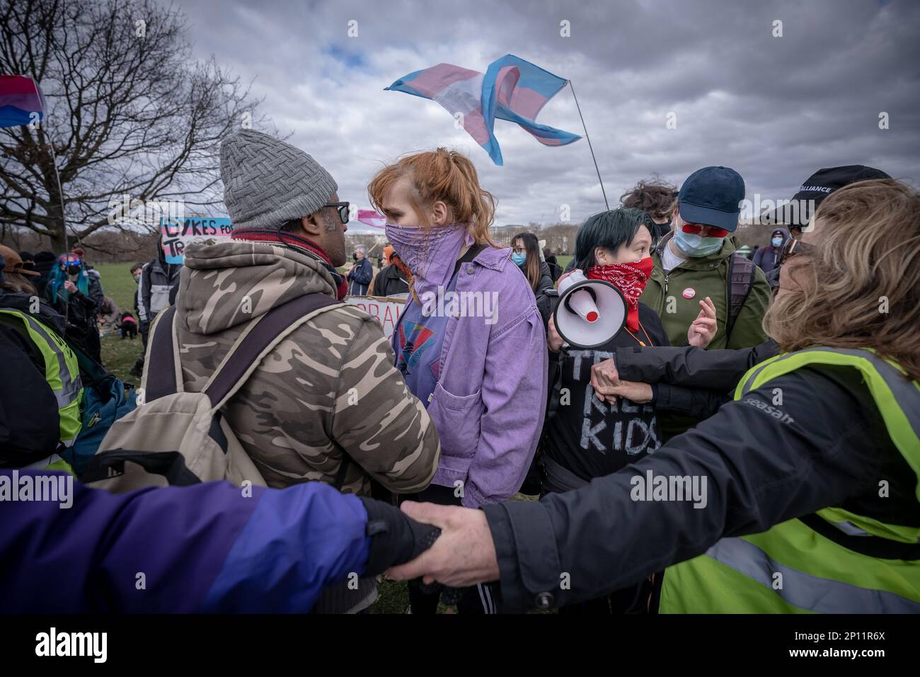 Transgender Rights-Aktivisten bekämpfen Proteste und kämpfen mit dem Rang für Frauen Feministinnen in der Nähe des Reformers' Tree in Hyde Park, London, Großbritannien. Stockfoto