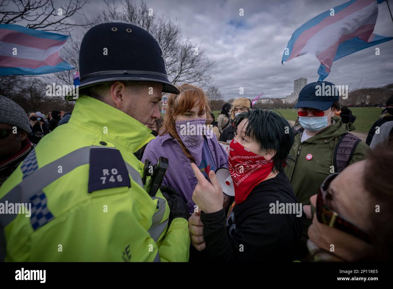 Transgender Rights-Aktivisten bekämpfen Proteste und kämpfen mit dem Rang für Frauen Feministinnen in der Nähe des Reformers' Tree in Hyde Park, London, Großbritannien. Stockfoto
