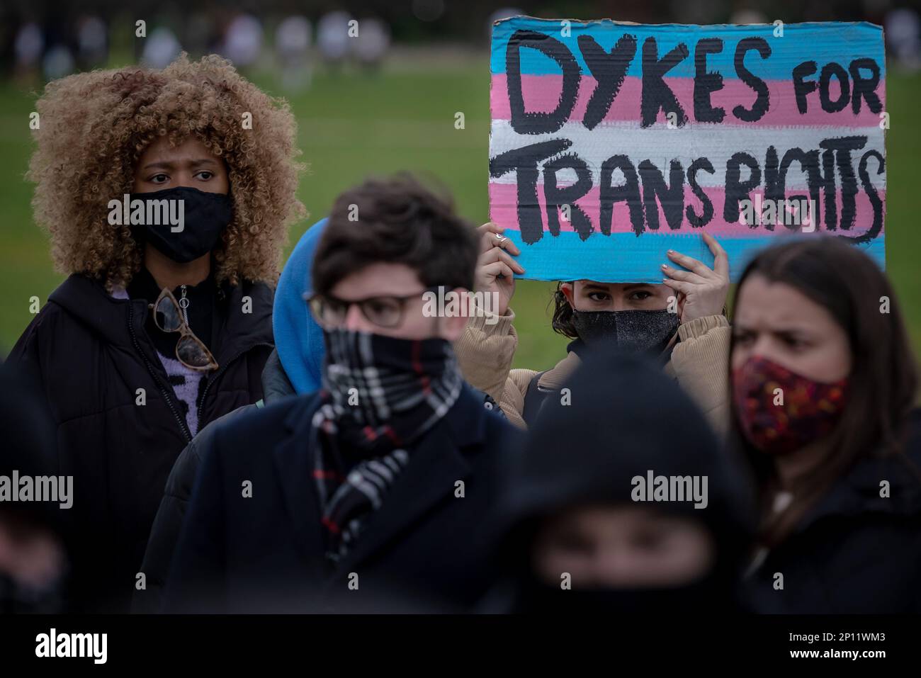 Transgender Rights-Aktivisten bekämpfen Proteste und kämpfen mit dem Rang für Frauen Feministinnen in der Nähe des Reformers' Tree in Hyde Park, London, Großbritannien. Stockfoto