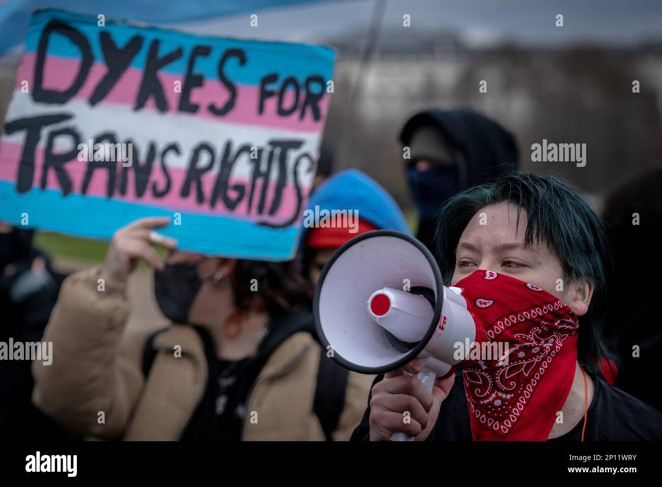 Transgender Rights-Aktivisten bekämpfen Proteste und kämpfen mit dem Rang für Frauen Feministinnen in der Nähe des Reformers' Tree in Hyde Park, London, Großbritannien. Stockfoto