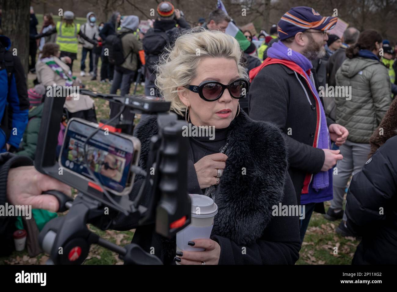 Kellie-Jay Keen-Minshull trifft sich mit anderen Feministen in der Nähe des Reformers' Tree in Hyde Park, London, Großbritannien. Stockfoto