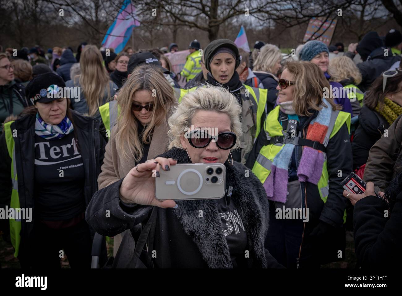 Kellie-Jay Keen-Minshull trifft sich mit anderen Feministen in der Nähe des Reformers' Tree in Hyde Park, London, Großbritannien. Stockfoto