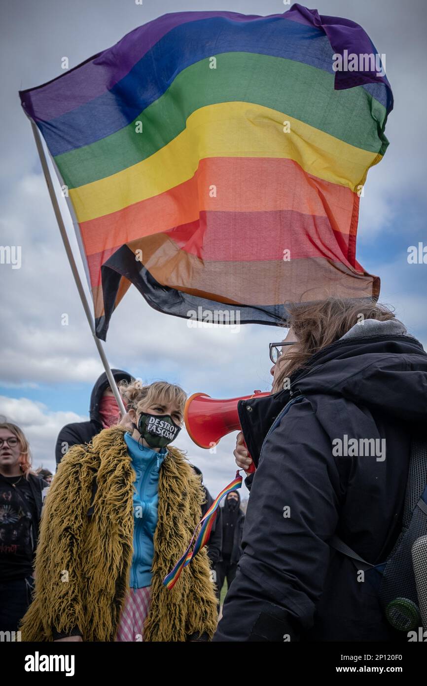 Kristina O’Connor (Tochter des verstorbenen Entertainers des O’Connor) schließt sich den Aktivisten für Transgender-Rechte gegen sich versendende Feministinnen im Hyde Park, London, Vereinigtes Königreich an. Stockfoto