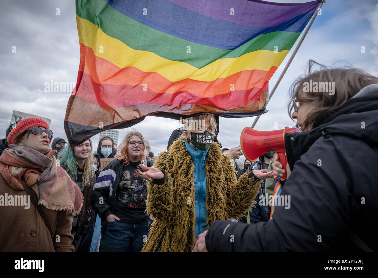 Kristina O’Connor (Tochter des verstorbenen Entertainers des O’Connor) schließt sich den Aktivisten für Transgender-Rechte gegen sich versendende Feministinnen im Hyde Park, London, Vereinigtes Königreich an. Stockfoto