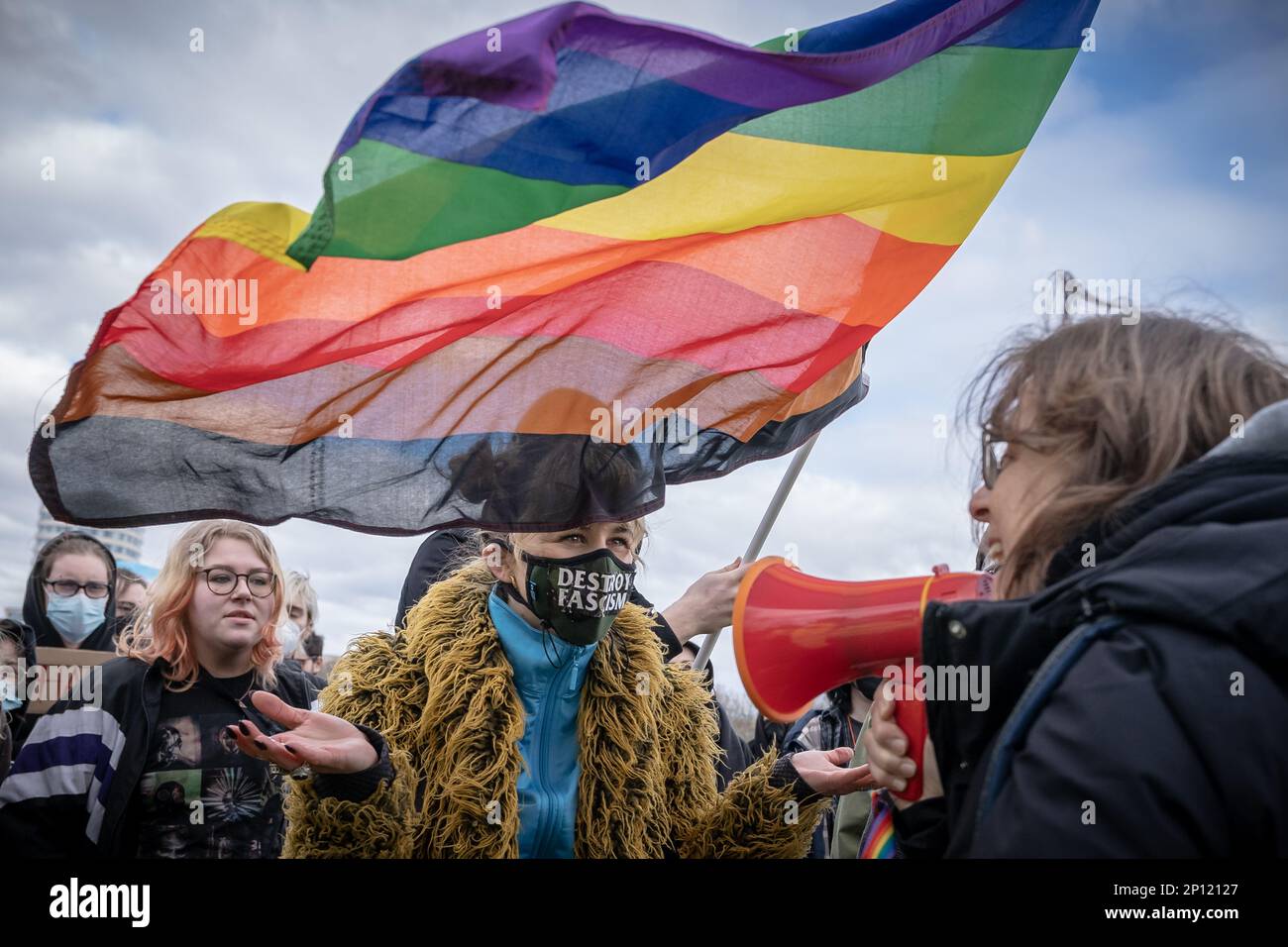 Kristina O’Connor (Tochter des verstorbenen Entertainers des O’Connor) schließt sich den Aktivisten für Transgender-Rechte gegen sich versendende Feministinnen im Hyde Park, London, Vereinigtes Königreich an. Stockfoto