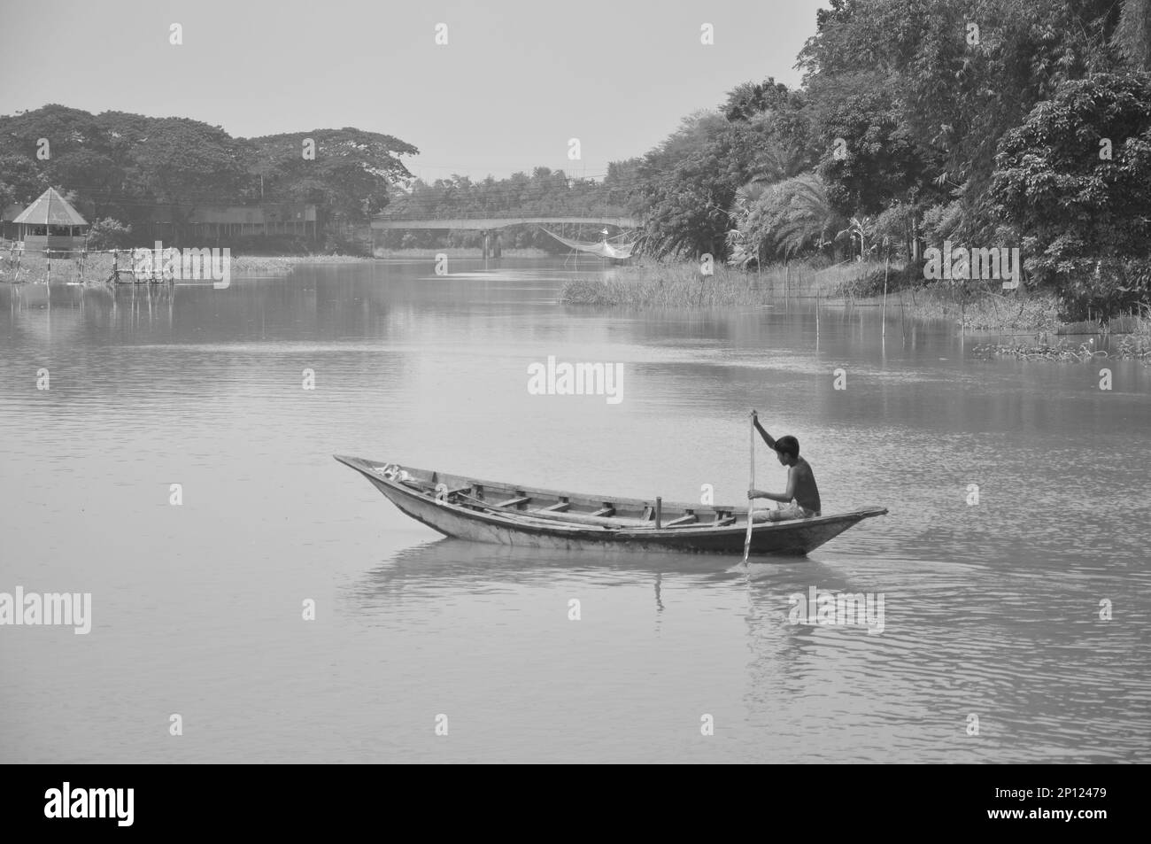 Ländliches Boot auf dem Fluss in Bangladesch. Stockfoto