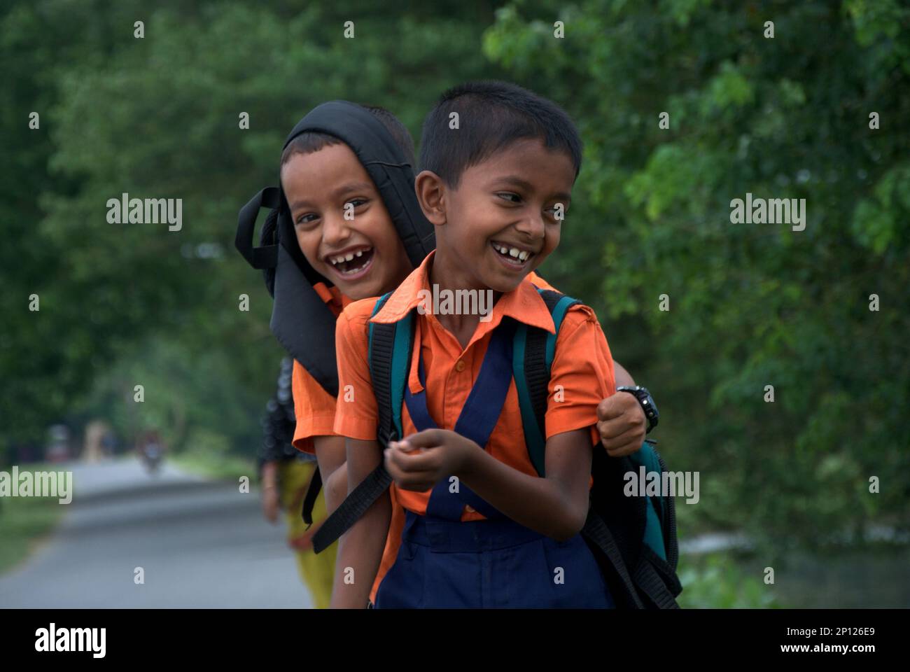 Das Bild eines armen, unschuldigen Schuljungen. Stockfoto