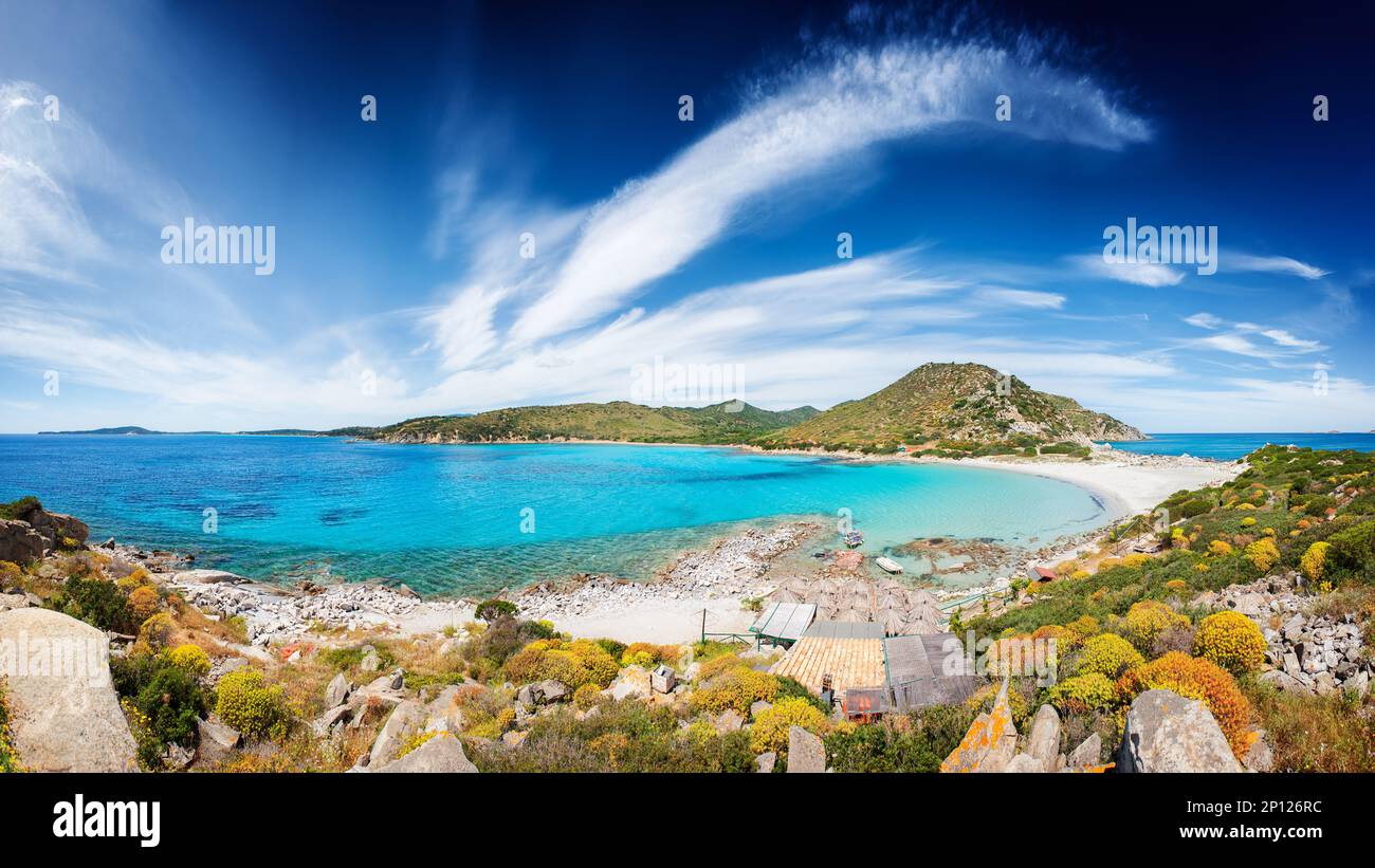 Panoramablick auf die Bucht von Punta Molentis in Villasimius im Süden Sardiniens. Stockfoto