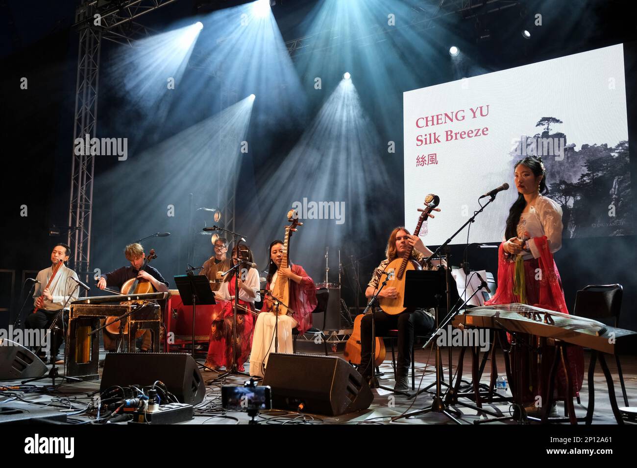 Cheng Yu & Silk Breeze treten während des 40. Jahrestags des WOMAD Festivals auf der Bühne auf, Charlton Park, Malmesbury, England. 30. Juli 2022 Stockfoto