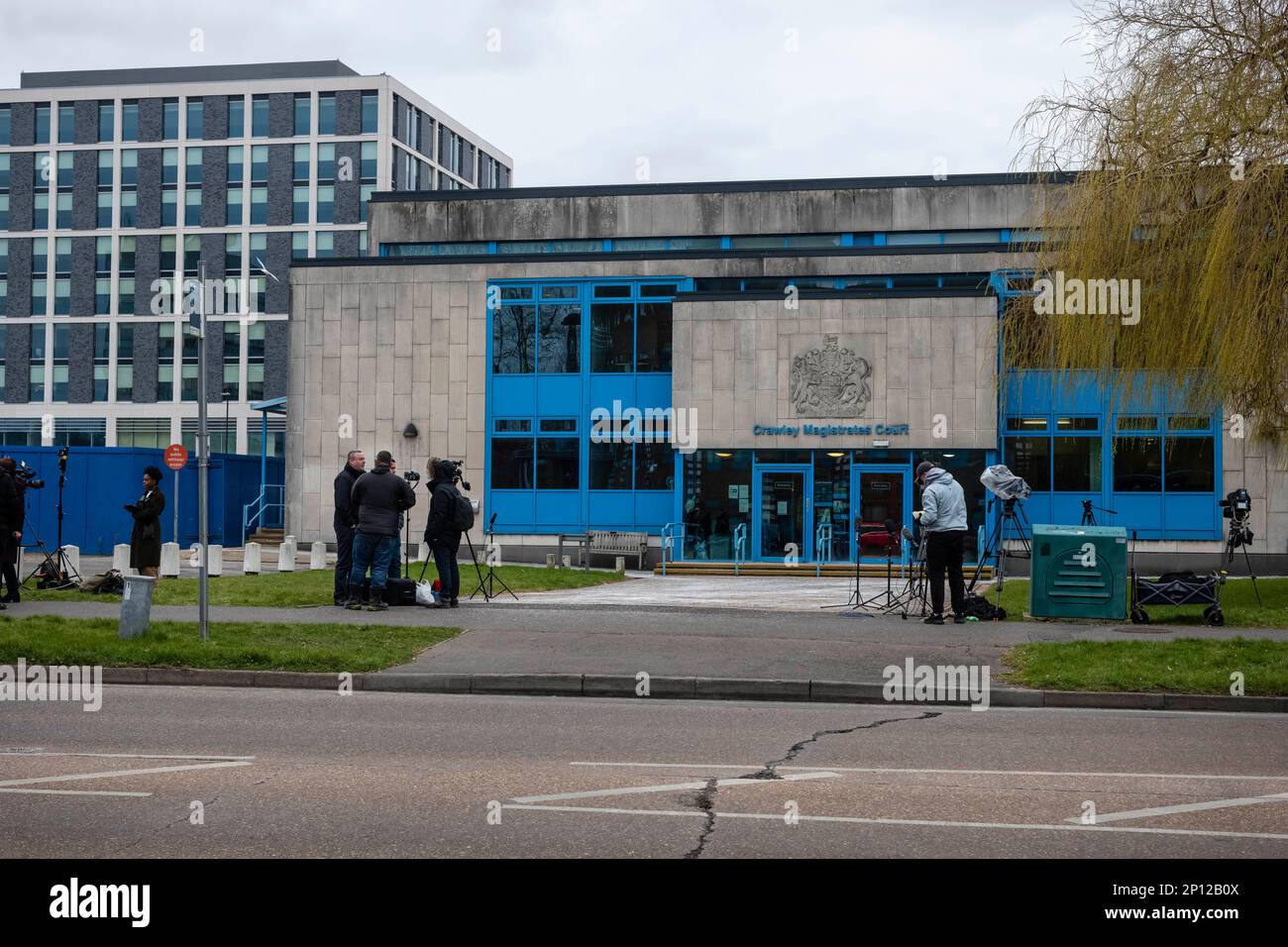 Die britische Presse vor dem Crawley Magistrat Court, West Sussex. Constance Marten und Mark Gordon vor Gericht wegen Totschlags angeklagt, Außengebäude Stockfoto