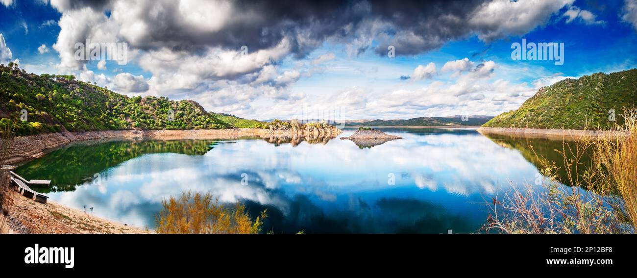 Panoramablick auf den absolut ruhigen See mit spiegelnden Reflexionen des Himmels. Stockfoto