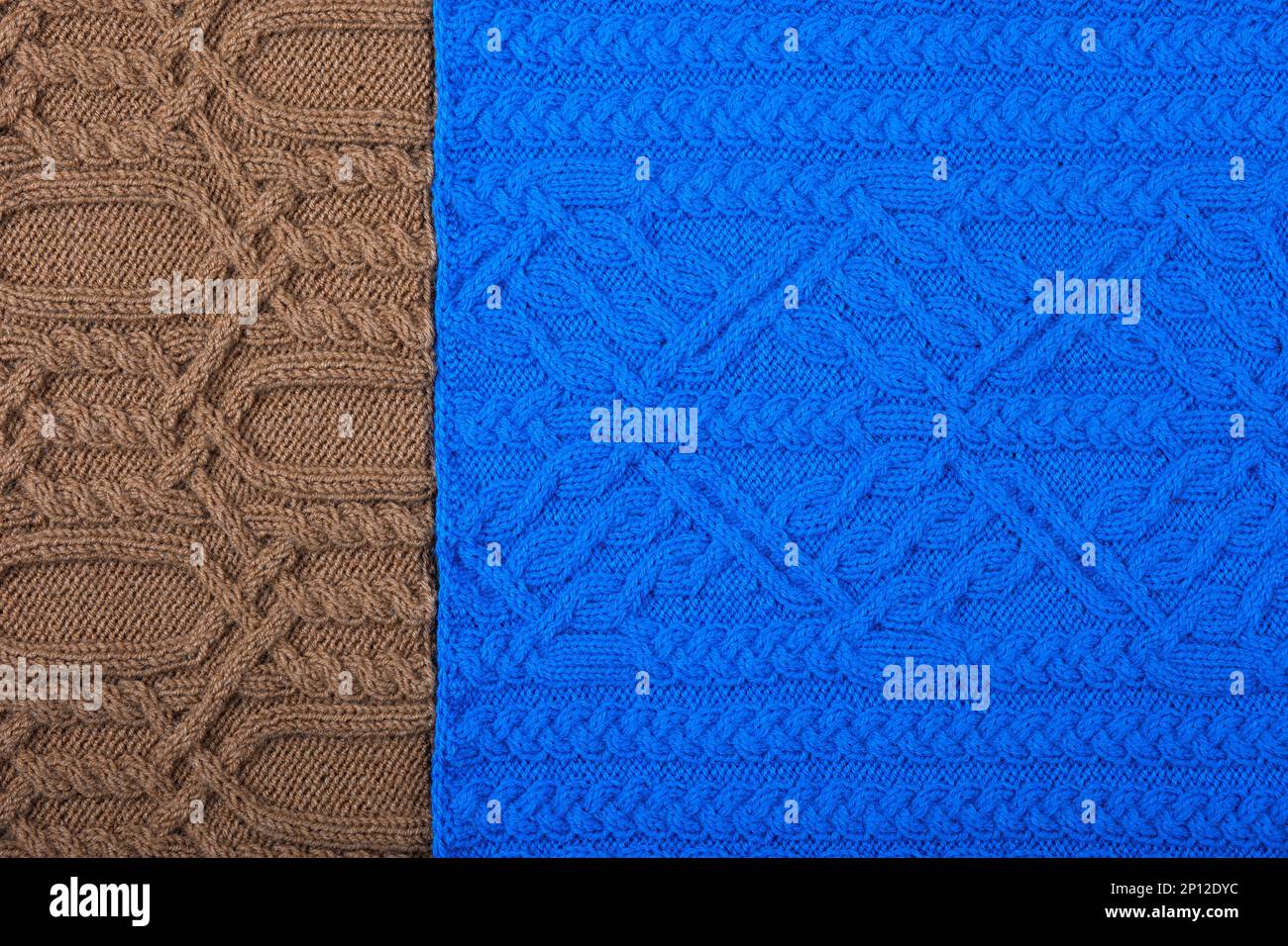 Gestrickter blauer und brauner Hintergrund. Großer Strickstoff mit Muster. Nahaufnahme einer Strickdecke. Stockfoto