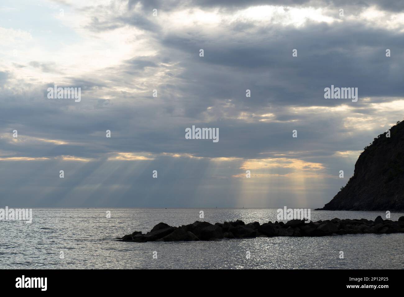 Sonnenuntergang in Wolken über dem Meer Stockfoto