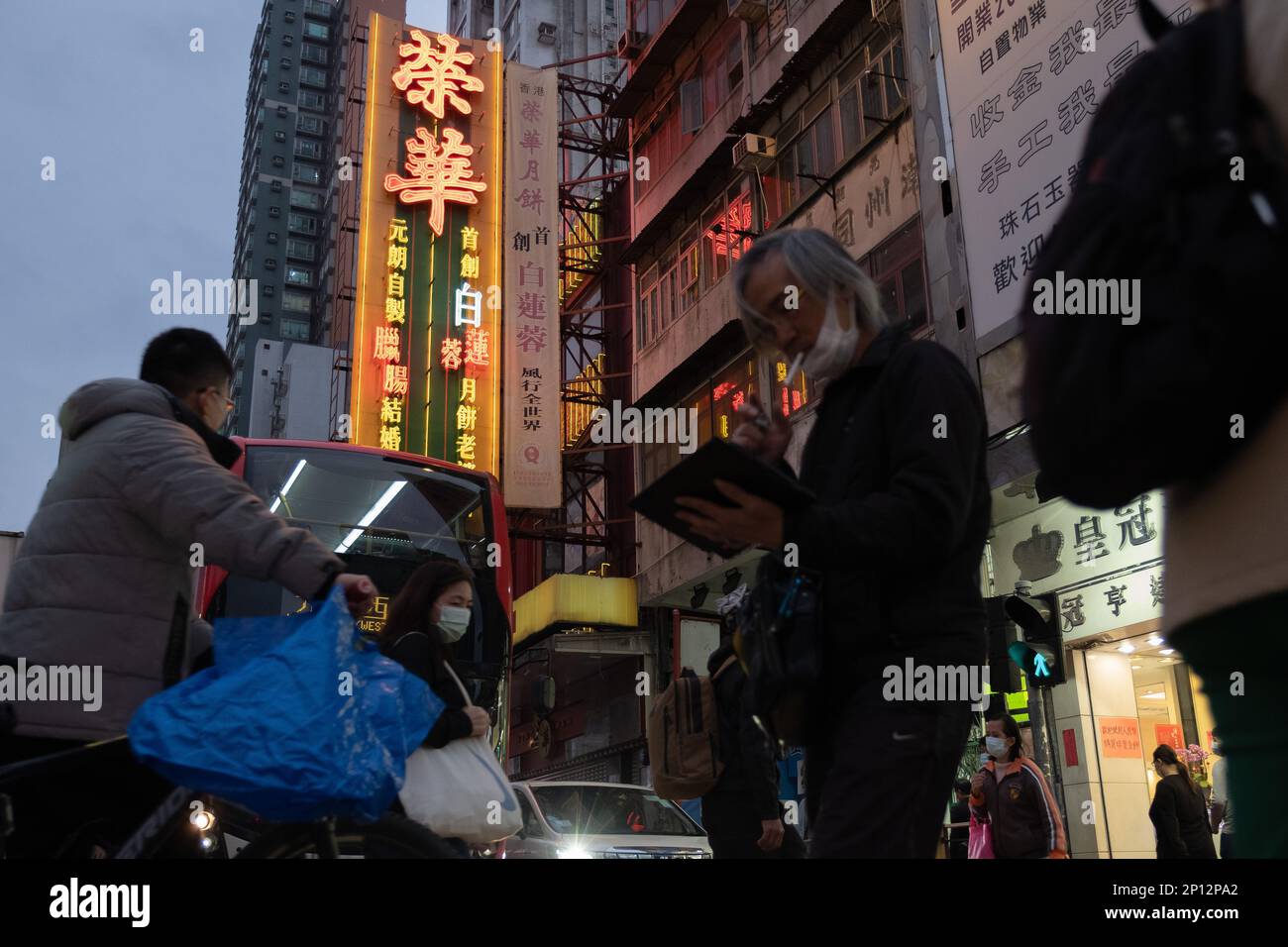 Neonbeschilderung bei Yuen Long - Wing Wah Cake Shop (Zweigstelle Yuen Long). Hongkongs einst allgegenwärtige Neonschilder sind in den letzten zehn Jahren schnell verschwunden. In seiner Blütezeit wurden tausende Schilder in der Stadt errichtet, manchmal übereinander gestapelt. 17FEB23 SCMP/CONNOR MYCROFT Stockfoto