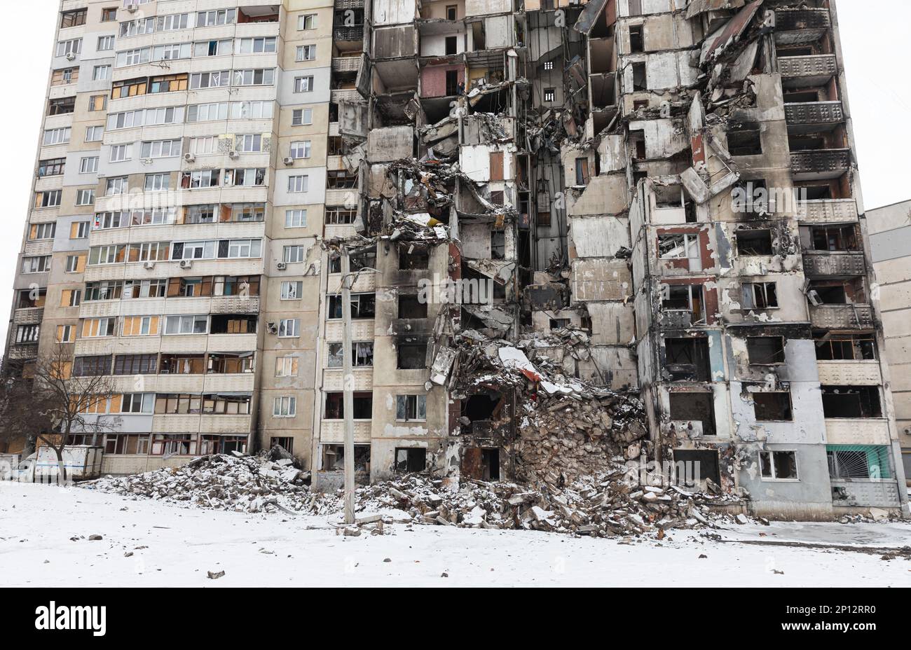 Charkiv, Ukraine. 2. März 2023. Ruinen eines Wohngebäudes als Folge eines Raketenangriffs im Gebiet Nord-Saltivka von Charkiv. Der Raketenangriff, der dieses Gebäude zerstört hat, ist nur ein Beispiel für die Brutalität und Unmenschlichkeit der russischen Invasion. Die Ruinen dieses Wohngebäudes erinnern uns an den Preis, den unschuldige Zivilisten im Konflikt in der Ukraine gezahlt haben. (Credit Image: © Mykhaylo Palinchak/SOPA Images via ZUMA Press Wire) NUR REDAKTIONELLE VERWENDUNG! Nicht für den kommerziellen GEBRAUCH! Stockfoto
