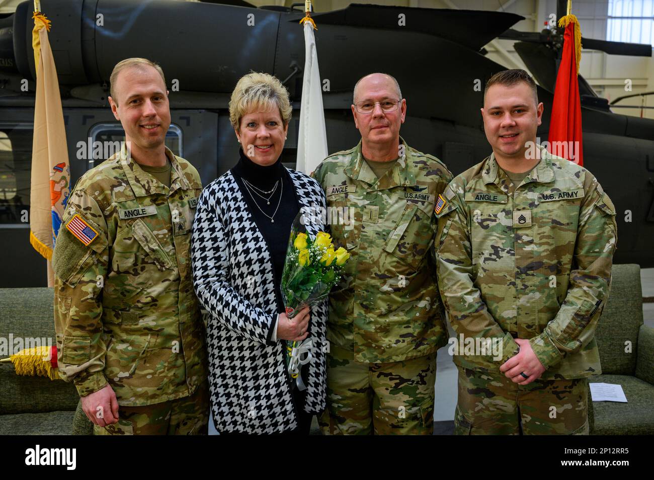 USA Army Chief Warrant Officer 5 Jeffrey T. Angle, State Command Chief Warrant Officer, posiert für ein Foto mit seiner Familie nach einer Zeremonie zum Verantwortungswechsel in der Army Aviation Support Facility, Joint Base McGuire-Dix-Lakehurst, New Jersey, 7. Januar 2023. Mitglieder der New Jersey National Guard sowie Veteranen, Familienmitglieder und Freunde trafen sich, um sich von Chief Warrant Officer 5 Frank R. Albanese Jr. zu verabschieden und Angle als neunten Leiter des Staatsbefehlshabers der New Jersey Army National Guard zu begrüßen. Stockfoto