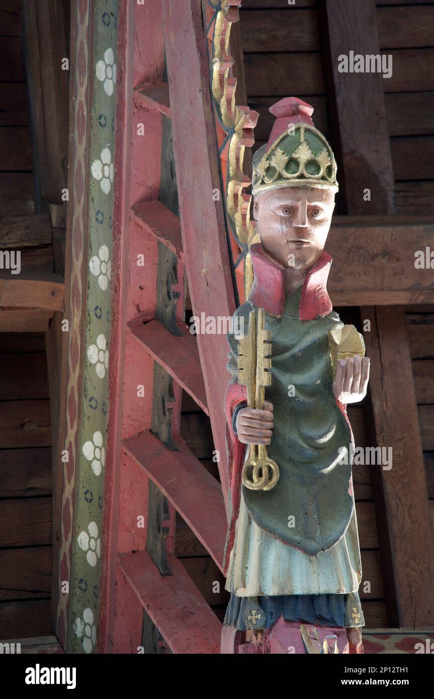 Die Holzfigur des Apostels Simon Peter. Eine von zwölf Schnitzereien, die die Jünger Jesu in St. John the Baptist Church, Bere Regis, Dorset, Vereinigtes Königreich, repräsentieren. Stockfoto
