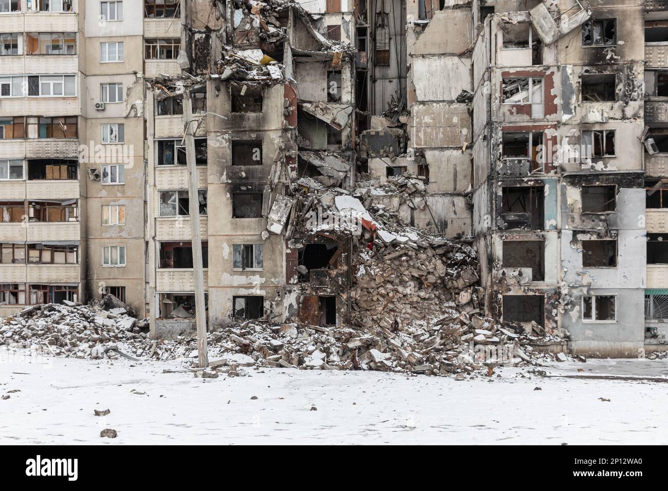 2. März 2023, Charkiv, Ukraine: Ruinen eines Wohngebäudes als Folge eines Raketenangriffs im Gebiet Nord-Saltivka von Charkiv. Der Raketenangriff, der dieses Gebäude zerstört hat, ist nur ein Beispiel für die Brutalität und Unmenschlichkeit der russischen Invasion. Die Ruinen dieses Wohngebäudes erinnern uns an den Preis, den unschuldige Zivilisten im Konflikt in der Ukraine gezahlt haben. (Credit Image: © Mykhaylo Palinchak/SOPA Images via ZUMA Press Wire) NUR REDAKTIONELLE VERWENDUNG! Nicht für den kommerziellen GEBRAUCH! Stockfoto